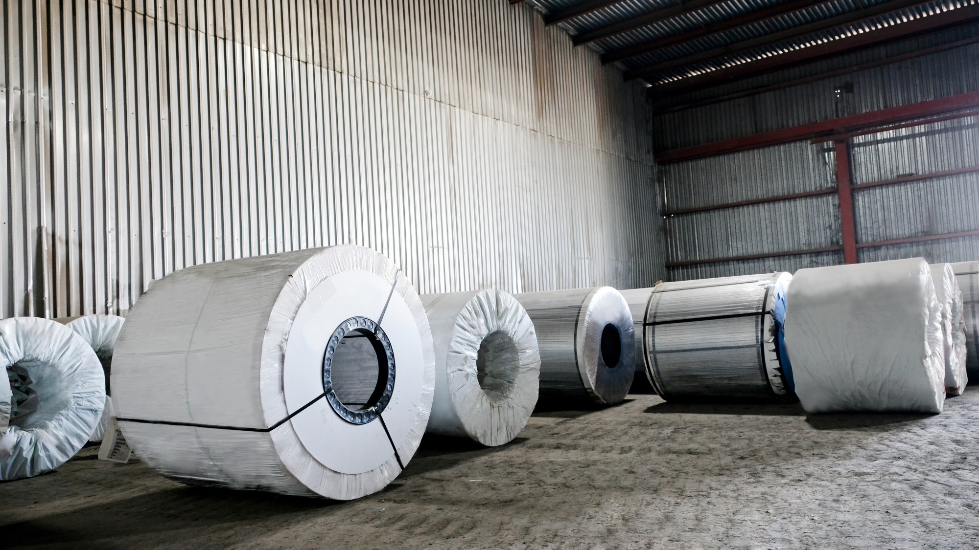 Bodegas y terrenos para mover y almacenar materiales de baja y alta densidad.