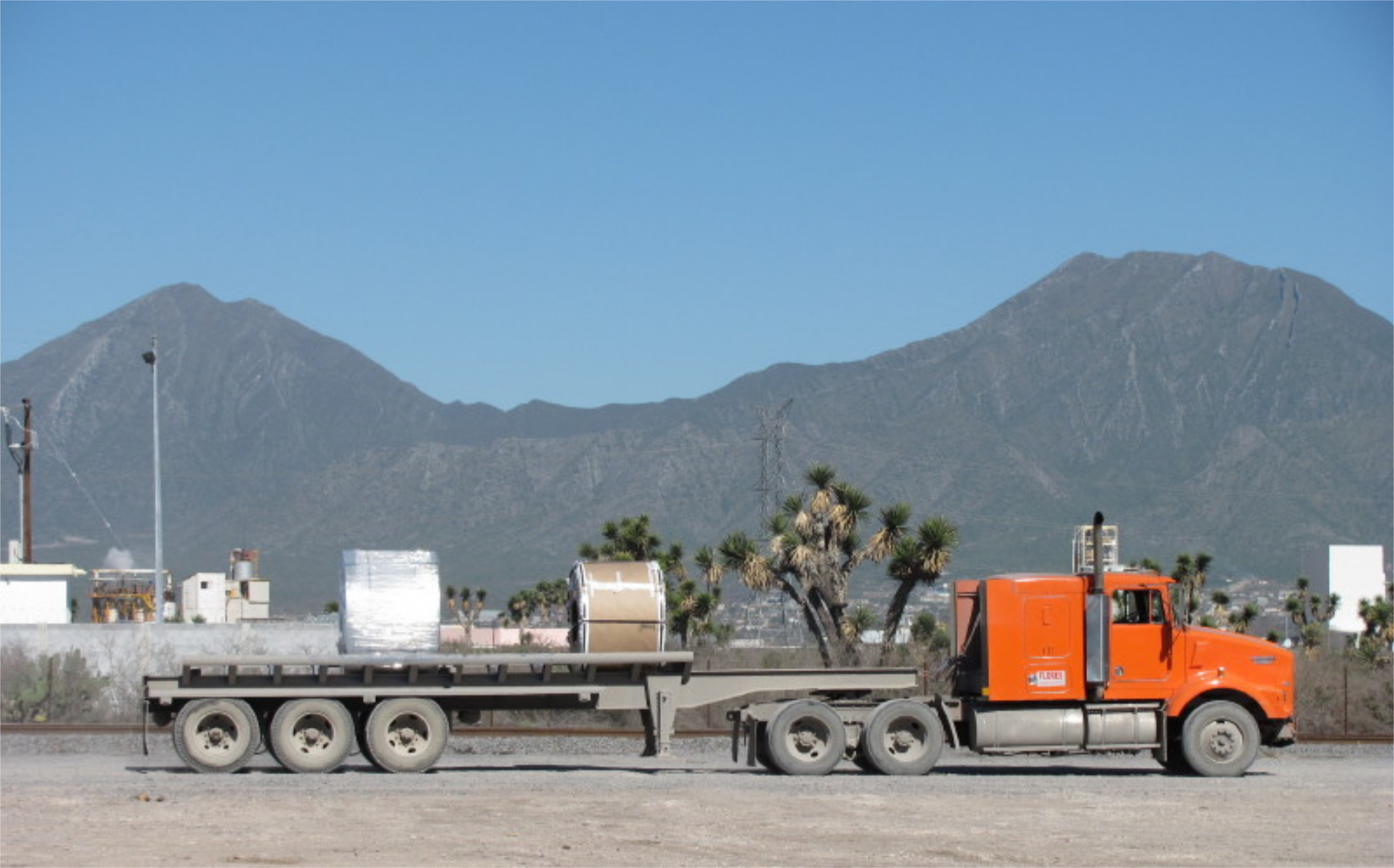 Tractocamiones especializados para mover material pesado de un lugar a otro. Recoger o llevar el producto a su destino final. Ya sea en plataforma, caja seca, cortina, o en nuestro remolque patentado “Carry-All”.