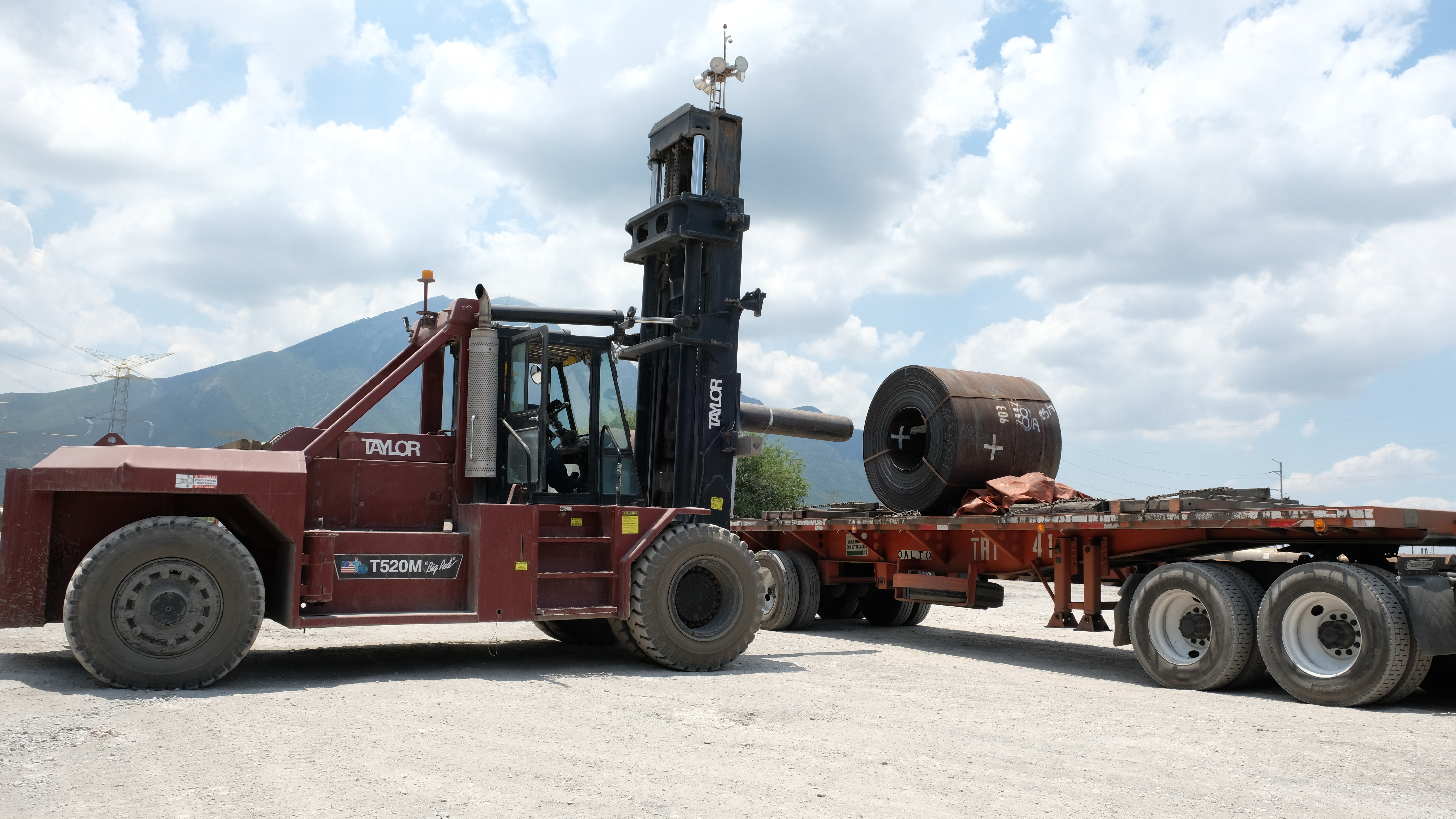 Grúas hidráulicas para maniobrar material pesado con capacidades de hasta 90 toneladas desde o hacia unidades ferroviarias, tractocamiones o bodegas