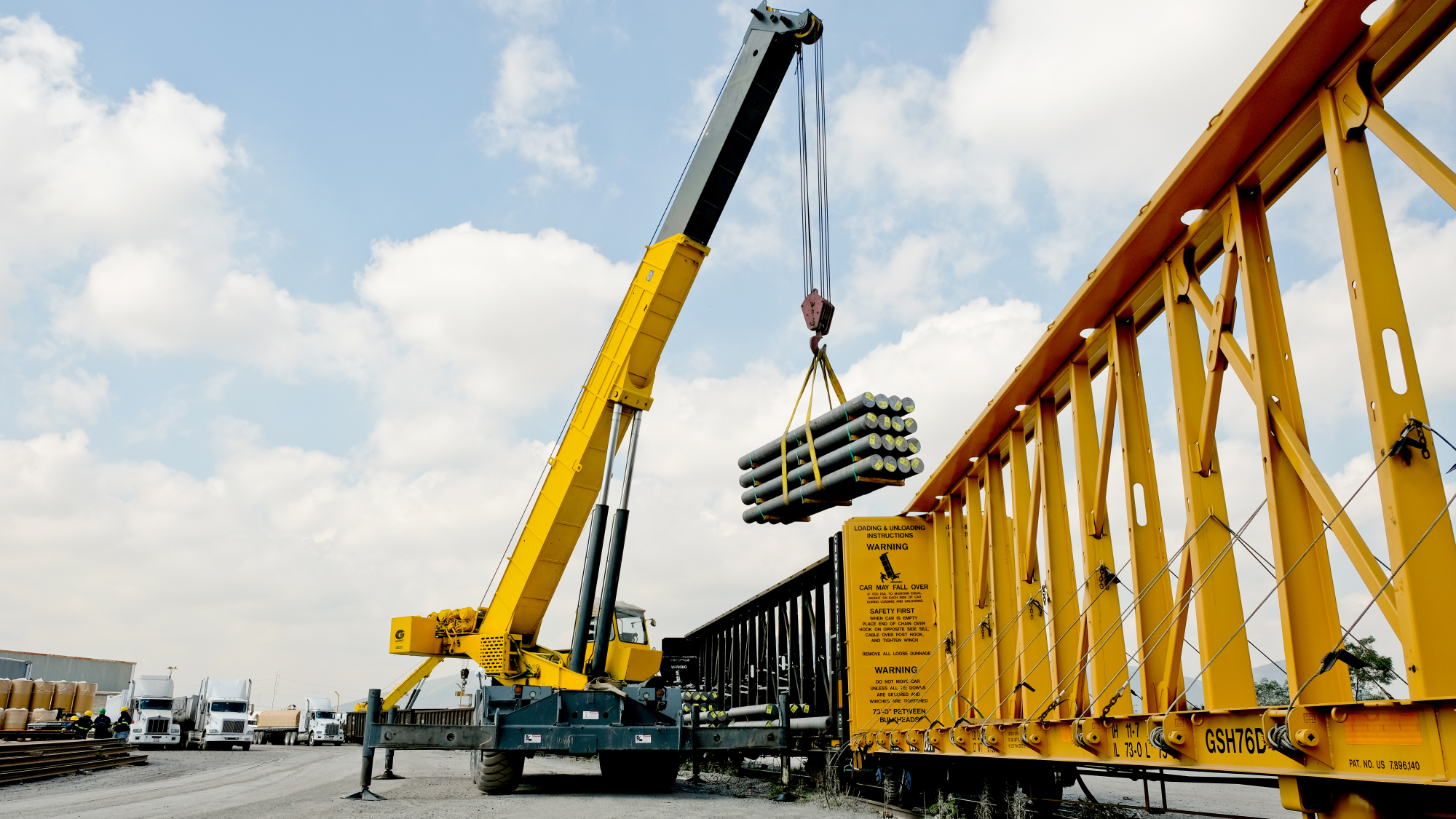 Grúas hidráulicas para maniobrar material pesado con capacidades de hasta 90 toneladas desde o hacia unidades ferroviarias, tractocamiones o bodegas