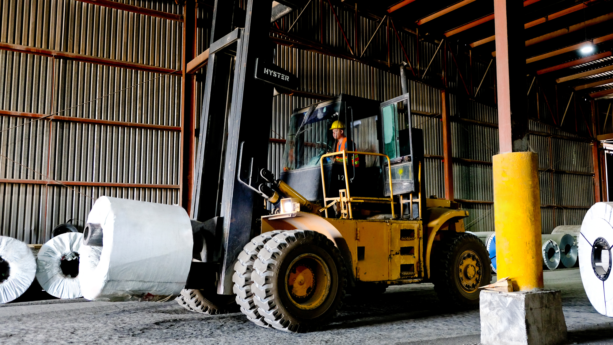 Grúas hidráulicas para maniobrar material pesado con capacidades de hasta 90 toneladas desde o hacia unidades ferroviarias, tractocamiones o bodegas