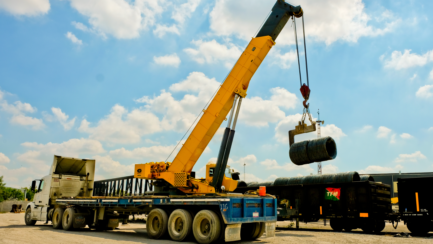 Grúas hidráulicas para maniobrar material pesado con capacidades de hasta 90 toneladas desde o hacia unidades ferroviarias, tractocamiones o bodegas