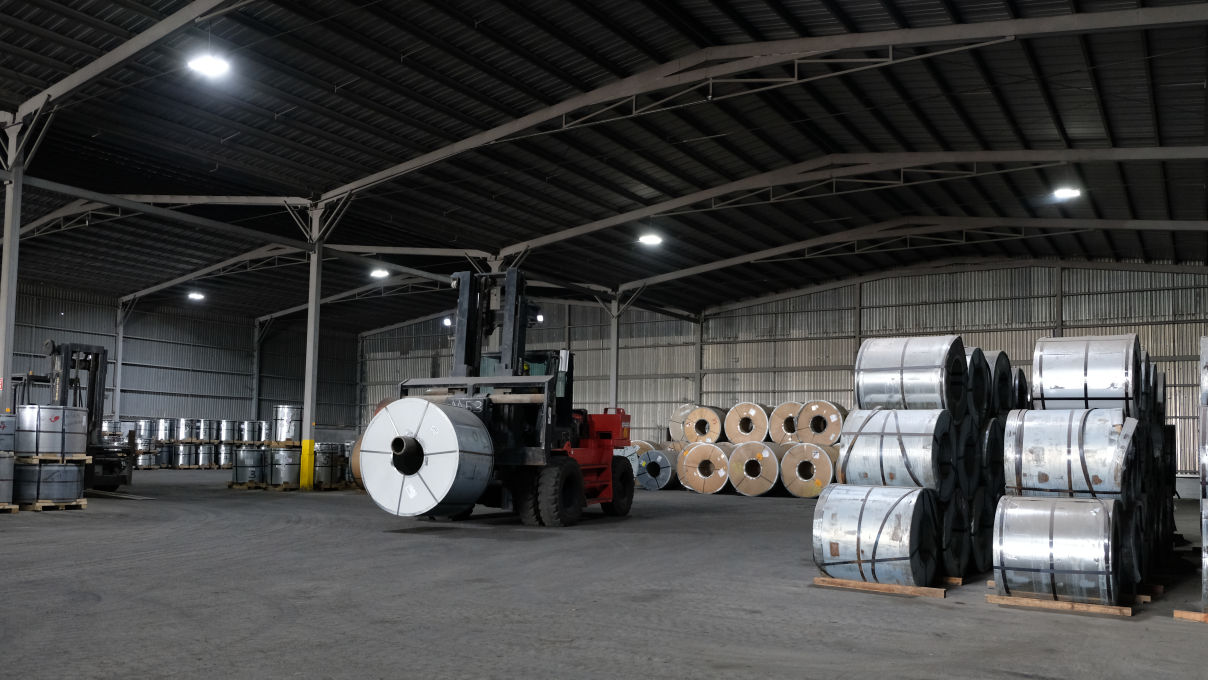 Grúas hidráulicas para maniobrar material pesado con capacidades de hasta 90 toneladas desde o hacia unidades ferroviarias, tractocamiones o bodegas